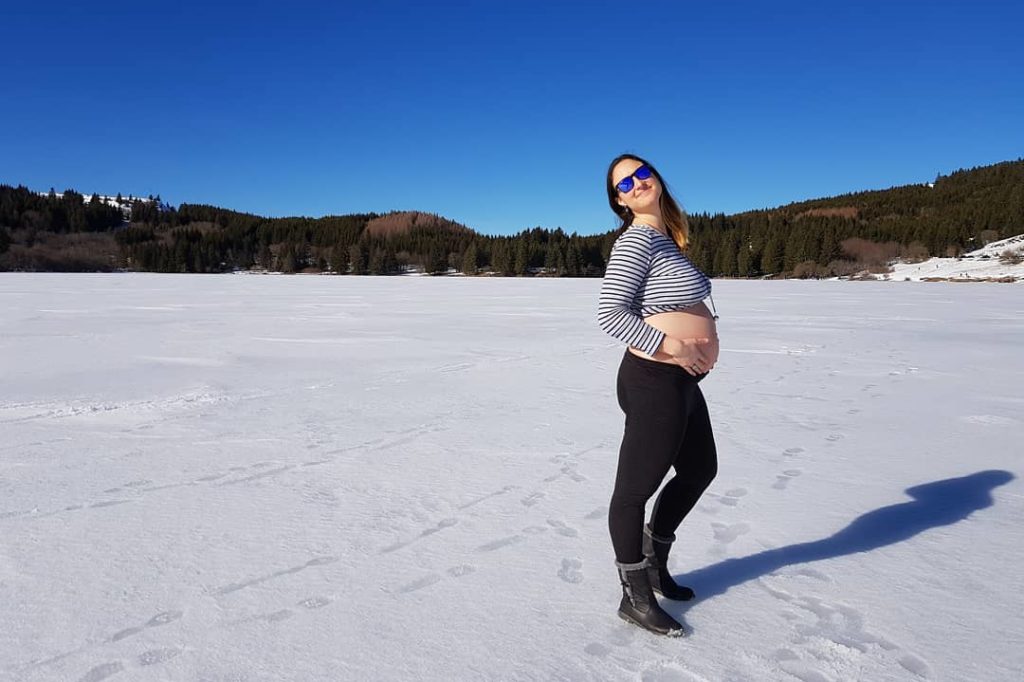 femme enceinte à la montagne
