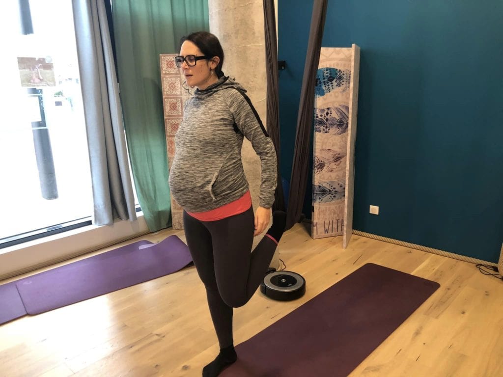 Femme enceinte faisant du yoga prénatal