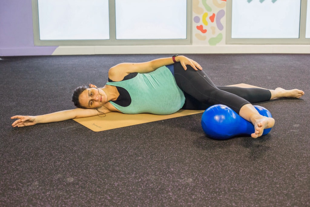 Femme enceinte faisant un sport doux sur un tapis de yoga