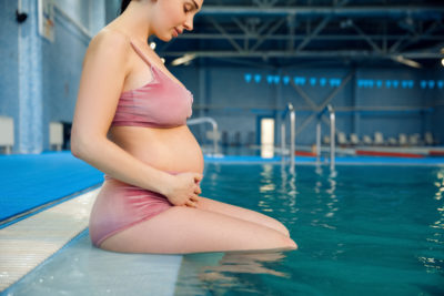femme enceinte à la piscine
